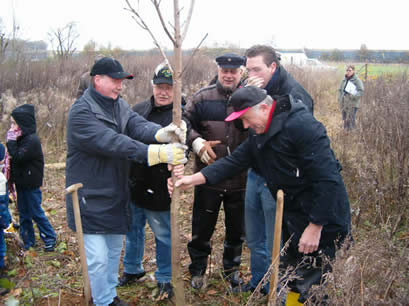 Die Könige des Peiner Freischießens pflanzen den Baum des Jahres 2005