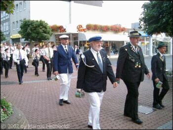  Die Freischieen-Majestten fhren den Zug an 