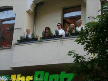  Zuschauer auf dem Balkon... 