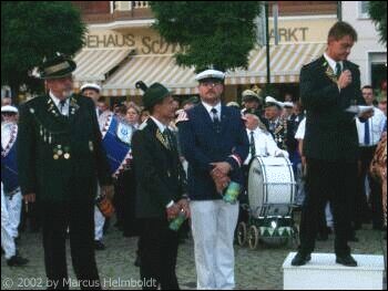  ...halten die Spendendosen bereit 