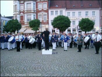  Die Spielleute erfreuen die Gste mit frhlichen Melodien 