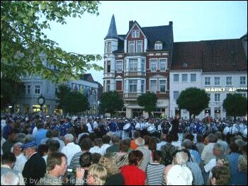  Die Massen lauschen der Musik... 