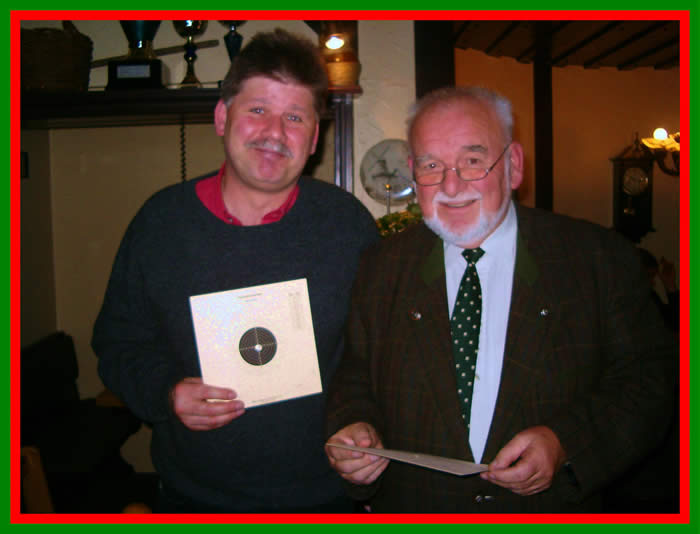 Der Hauptmann des Bürger-Jäger-Corps Dieter Drescher gratuliert dem besten Schützen des zweiten Durchgangs Peter Rau