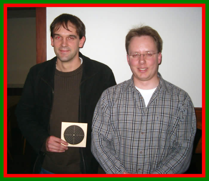 Der Feldwebel des Neuen Bürger-Corps Florian Kümmel gratuliert dem besten Schützen des dritten Durchgangs Maik Gräser vom Peiner Walzwerker Verein 