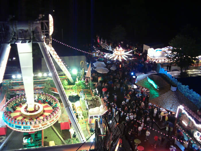 Riesenrad bei Nacht vor dem Feuerwerk