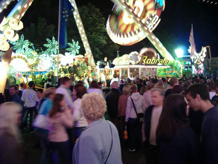 Der Festplatz bei Nacht