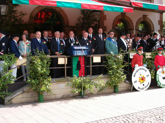 Die Ehrentribüne am alten Rathaus
