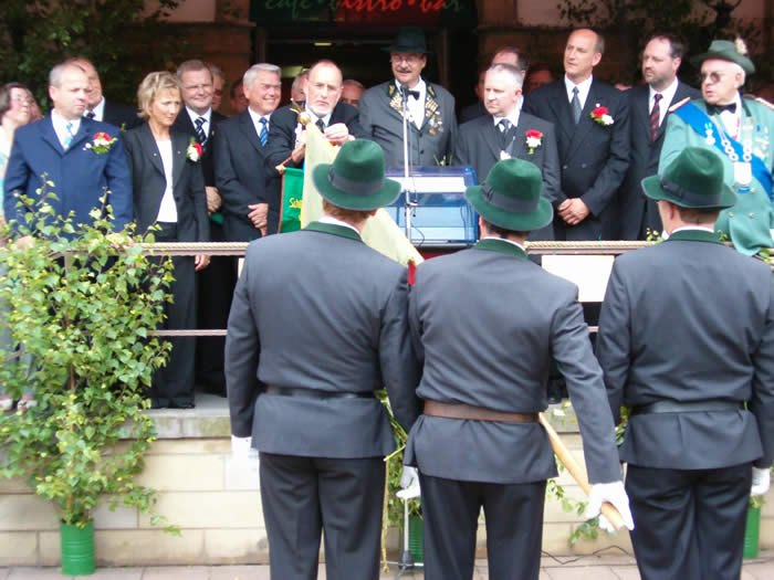 Die Fahne der Schützengilde bekommt das Grüne Band 2004