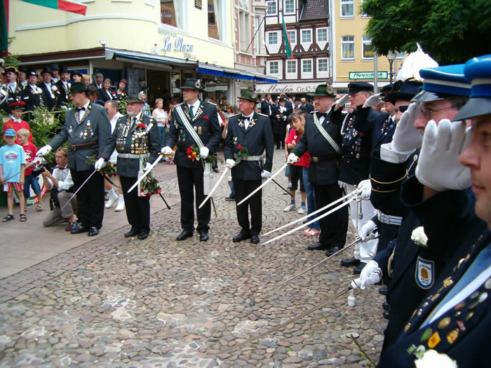Die Hauptleute und Herren Adjutanten beim Fahnenausmarsch 