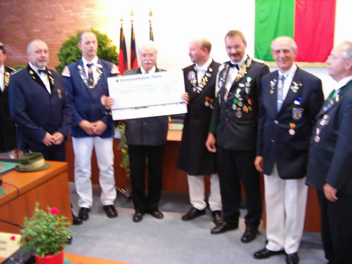 Scheckübergabe für den Kindergarten 