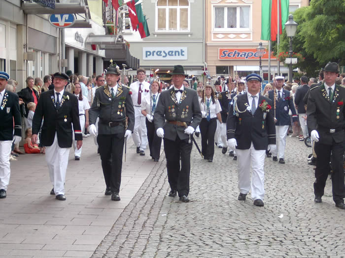 Die vereinigten Spielmannszüge bringen die neuen Majestäten durch die Stadt