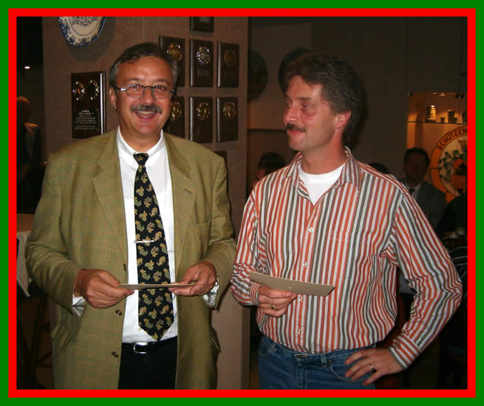 Der Hauptmann der Schützengilde Ulrich Peitmann gratuliert dem besten Schützen des ersten Durchgangs Thomas Meyer