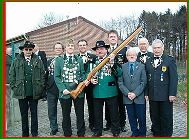 Mitglied der Schießkommision aus Polen Pavel Przychodniak, Europaprinz Christoph Müller, Holger Willies, Europakönig Tadeusz Zyla, Peter Kuhls, Hans-Jürgen Kaufmann, Thomas Weitling, Günter Meyer und Gebhard Gohla