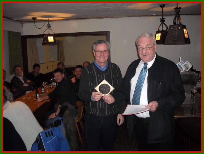 Adjutant Manfred Raabe gratuliert Hermann Bild (VJP) zu seinem 52 Teiler 