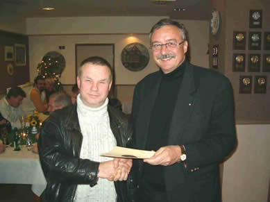 Wolfgang Weber erhält die Glückwünsche des Hauptmanns der Schützengilde Ulrich Peitmann