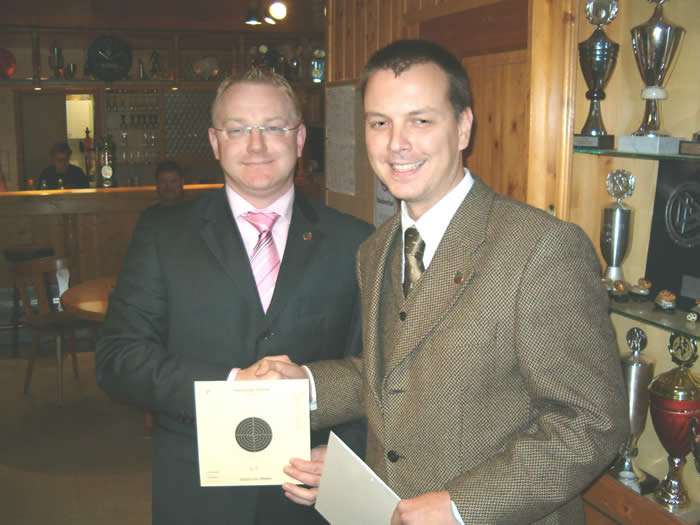 Sven Bolte gratuliert Carsten Meier zu seinem Meisterschuß 