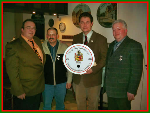 Feldwebel Andreas Höver gratuliert den drei besten Schützen des Abends v.l Wolfgang Thiel, Thomas Weitling und Michael Ramm