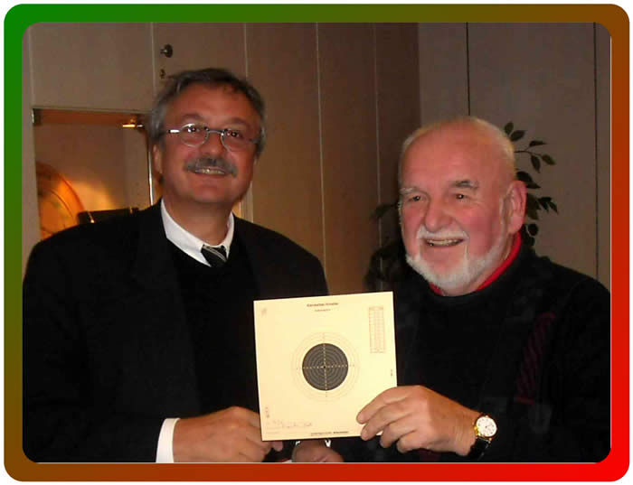 Hauptmann Ulrich Peitmann (links) gratuliert dem Schützen des Tages