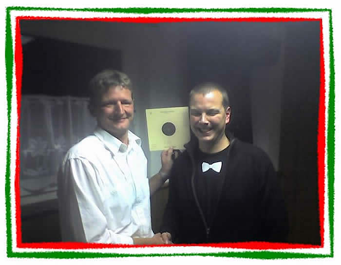 Sven Bolte (rechts) gratuliert Carsten Gundlach zu seinem 67 Teiler 