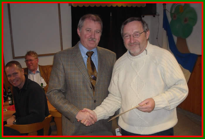 Hauptmann Hartmut Gaus gratuliert Hans-Jürgen Rathe (BJC) zu seinem 24 Teiler. 