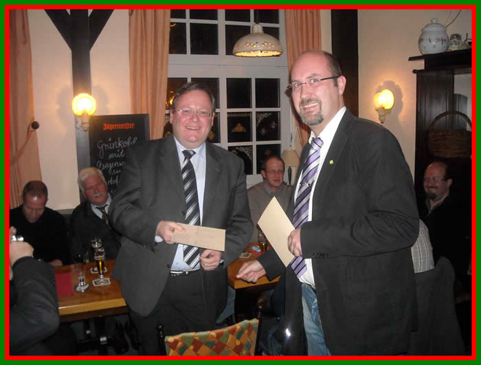 Uwe Freundel von der Schützengilde freut sich über den besten Schuß des Abends und nimmt die Glückwünsche des Herren Adjutanten Jens Hoffmann vom Bürger-Jäger-Corps entgegen.