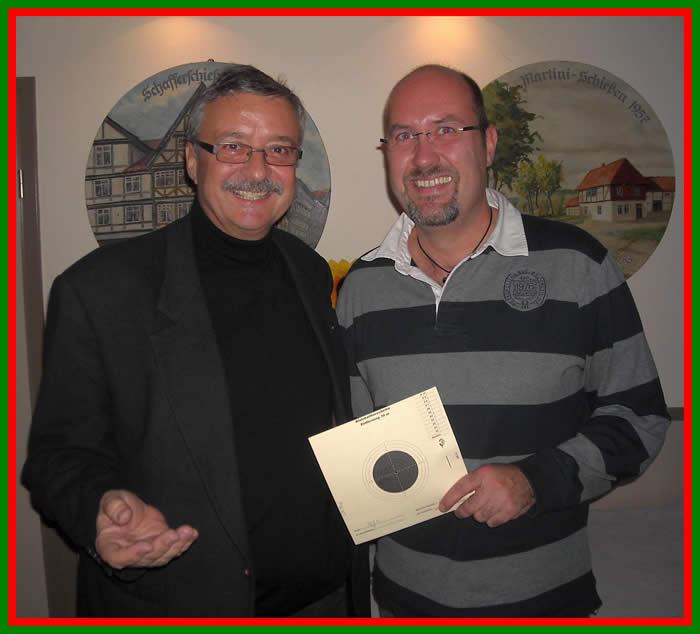 Hauptmann Ulrich Peitmann gratuliert dem Herrn Adjutanten Jens Hoffmann vom Bürger-Jäger-Corps zu seinem 100 Teiler