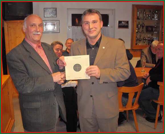 Manfred Graß von der Schützengilde erhält die Glückwünsche vom Hauptmann Rüdiger Kreis (TSV Bildung) zu seinem guten Schuß