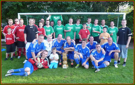 Die Mannschaften des TSV Bildung und des Bürger-Jäger-Corps mit dem Adjutanten Chritoph Wiegand und Christoph Goslar (v.l schwarze T-Shirts)