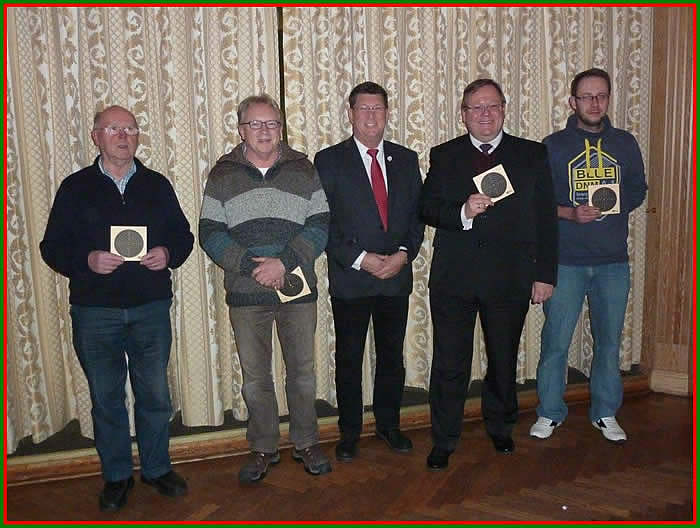 v.l. Dieter Lahmann, Andreas Teschner, Hauptmann des Neuen Bürger-Corps Frank Görmer, Schütze des Abends Uwe Freundel und Tobias Keye