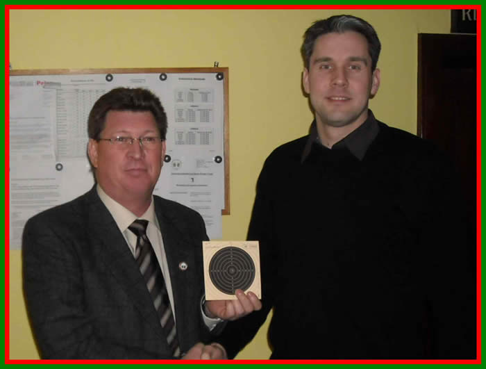 Der Hauptmann des Neuen B&uuml;rger-Corps Frank G&ouml;rmer gratuliert Marco Wilke vom MTV Vater Jahn Peine zu seinem 31 Teiler 