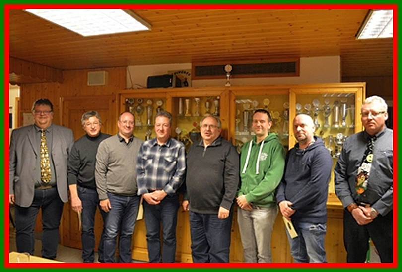 Die platzierten Einzelschützen des Abends v.L.: Hauptmann Mathias Harms (Peiner Walzwerker Verein), Joachim Grete, 5 Platz (Schützengilde), Carsten Schild 3 Platz (Schützengilde), Frank Runge 6 Platz (Corps der Bürgersöhne), Heinz –Georg Möllering 4 Platz (Peiner Walzwerker Verein), Malte Voigtländer 1 Platz (Vater Jahn Peine), Klaus Brochmann 2 Platz (Neues Bürger Corps), Adjutant Thorsten Rommel (Peiner Walzwerker Verein)