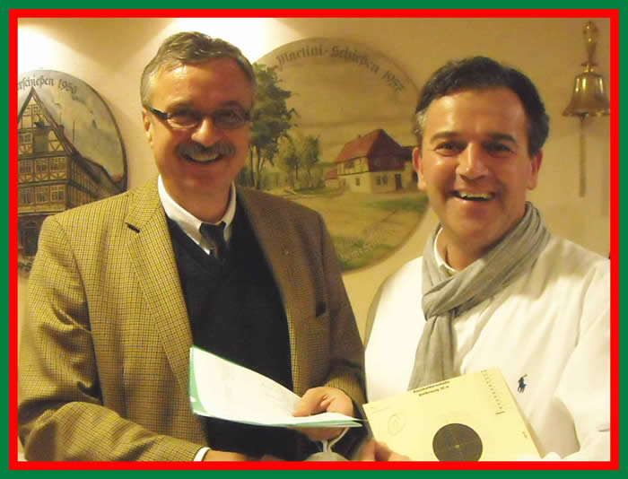 Hauptmann Ulrich Peitmann von der Sch&uuml;tzengilde gratuliert Holger Willies zu seinem 104 Teiler 