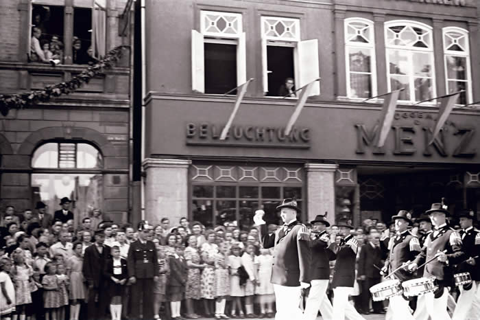 Der Spielmannszug des Peiner Walzwerker Vereins rückt vor