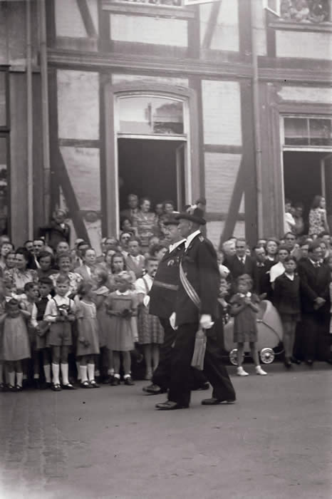 Der Hauptmann des Bürger-Jäger-Corps Hermann Weitling mit seinen Herrn Adjutanten August Hartmann