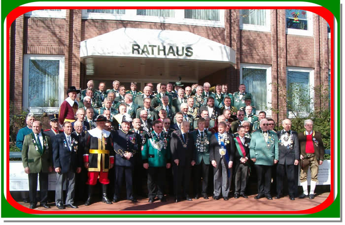 Die Teilnehmer der Plenarversammlung vor dem Peiner Rathaus