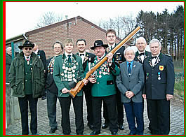 Die Peiner Delegation mit dem Europakönig und Europaprinzen bei der Schießprobe