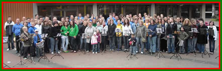 Mitglieder der SGPF haben sich zum Gruppenfoto versammelt