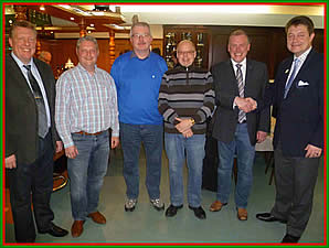 Hauptmann Carsten Rösner vom MTV Vater Jahn Peine freut sich über die Gratulation vom  Bürgerschaffer Thomas Weitling