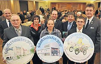 Das Foto zeigt (von links): Wilfried Grobe, Werner Tilke, Sonja Künze, Christian Gundlach, Carsten Schild, Detlef Felka, Michele Wesner und Thomas Weitling