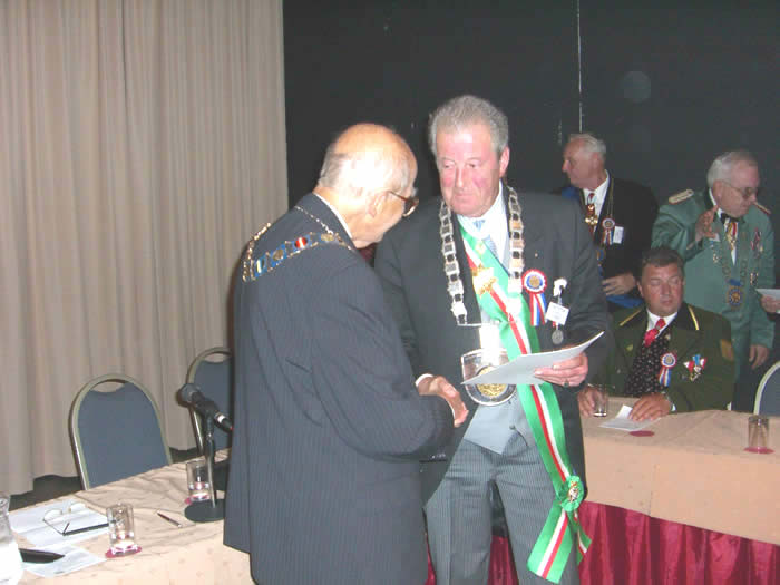 Der Schirmherr der EGS seine K. u. K. Hoheit Dr. Otto von Habsburg überreicht die Ernennungsurkunde zum Ehrenpräsidenten an den Graf t `Kint de Roodenbeke 