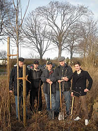 Die Königsrunde des Jahres 2009/2010 pflanzen den Berg-Ahorn, es fehlt Volker Schrader, König des TSV Bildung.