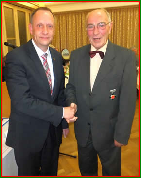 v.l. Bürgermeister Klaus Saemann (SPD) überreicht Freischießenorden 2017 an Jörg Dittbrenner (SG)