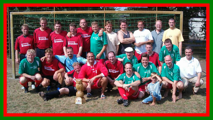 Die Endspielteams - TSV Bildung und Schützengilde mit der Fußballeule der Freischießenkorporationen