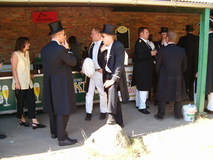 Die letzten Junggesellen halten aus ...