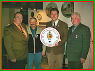 Feldwebel Andreas Höver gratuliert den besten Schützen des Abends (v.l.) Wolfgang Thiel, Thomas Weitling und Michael Ramm