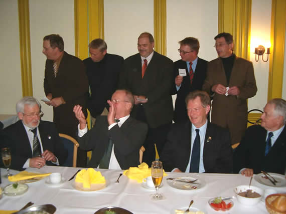 Kameraden der Schützengilde bringen dem neuen Ehrenbürgerschaffer ein Ständchen und danken ihm für seine geleistete Arbeit. "Hartmut wir danken Dir, Hartmut wir ...