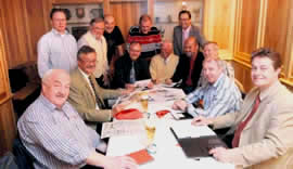 Die Korporationsmitglieder beim Treffen mit dem Chefredakteur Jörg Schmidt im Bürger-Jäger-Heim 