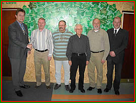 v.l. Bürgerschaffer Thomas Weitling gratuliert Hauptmann und Kleinem König Hartmut Gaus (PWV) seinem 97 Teilern