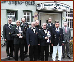 Bürgermeister Kessler mit den erfolgreichen Schützen