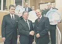 Vorn (v. lks.) posiert Bürgerschaffer Thomas Weitling neben dem scheidenden Amtskollegen Hartmut Kühnel und Nachfolger Wilfried Grobe. Hinten (v. lks.) sind zu sehen Michael Behrens (Schafferscheibe), Sven Wesner (Jugendschafferscheibe), Christopher Selle (Ehrenscheibe). 